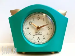 Catty Mint - Mintgroene wekkerklok met goud - Timestone