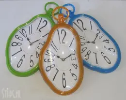 Salvador Dali wandklok in blauw, groen of oranje