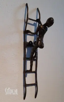 Man op ladder 30 cm - brons