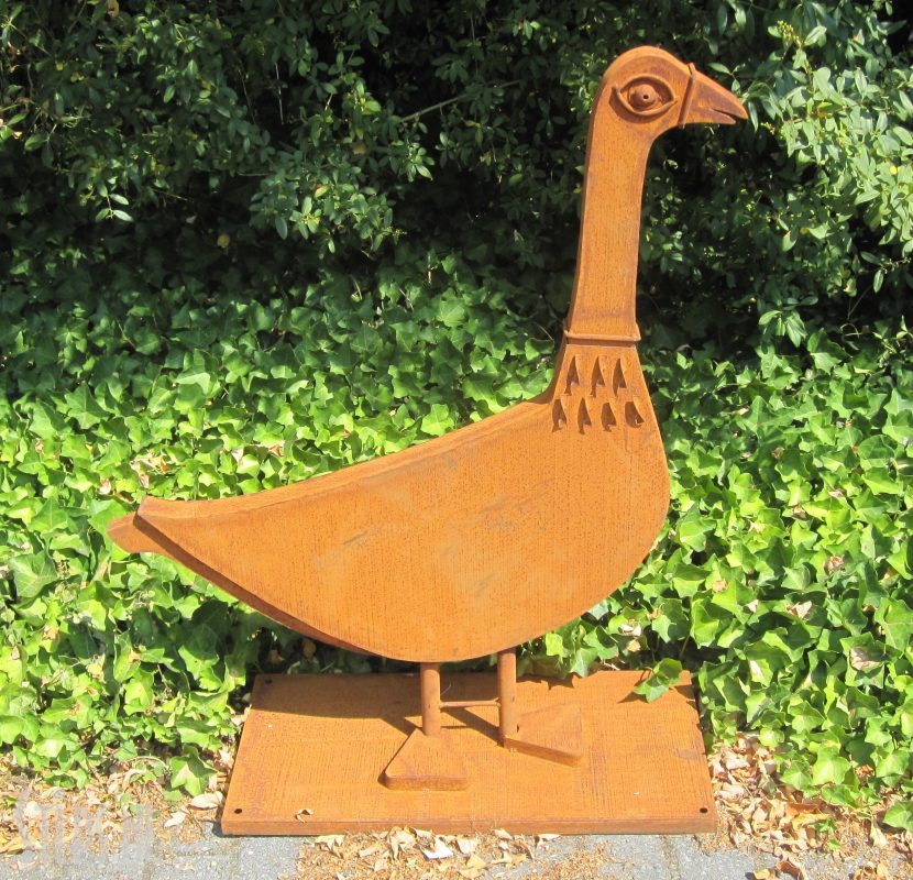 Gans op voetstuk geroest