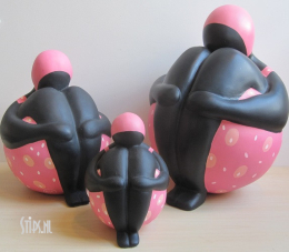 Sitting Big Lady Pink - Gertruud Hartog