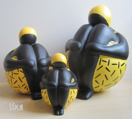 Sitting Big Lady Yellow - Gertruud Hartog