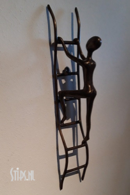 Man op ladder 50 cm - brons