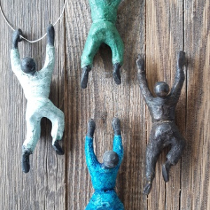 Vrouwelijke Rotsklimmer Op Een Steile, Overhangende Rotswand Stock
