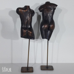 Torso man en vrouw op voetstuk